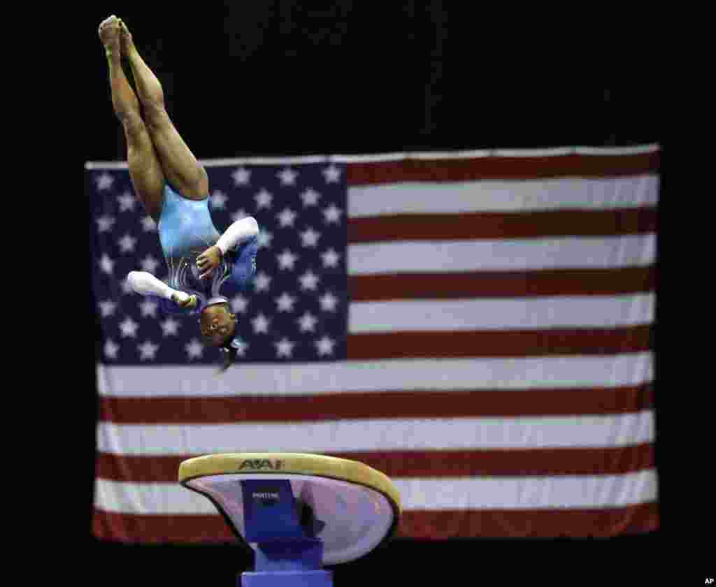 នាង Simone Biles ធ្វើការប្រកួតនៅអំឡុងពេលកម្មវិធីប្រកួតប្រជែងអត្តពលកម្មផ្នែកនារីនៅអាមេរិកក្នុងក្រុង St.Louis រដ្ឋ Missouri កាលពីថ្ងៃទី២៦ ខែមិថុនា ឆ្នាំ២០១៦។