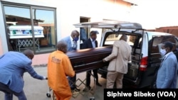 Mwili wa mtu aliyefariki kutokana na corona wakekwa kwenye gari Afrika kusini katika picha ya awali