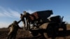 Tentara Ukraina mempersiapkan peluncur roket ganda self-propelled BM-21 Grad, saat serangan Rusia terhadap Ukraina berlanjut, di dekat garis depan di wilayah Bakhmut Ukraina, 7 Desember 2022. (REUTERS/ Shannon Stapleton)