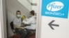 Seorang pria menerima dosis kedua vaksin Pfizer-BioNTech untuk melawan COVID-19 di aula tiga Belgrade Fair, di Beograd, Serbia, 13 April 2021. (Foto: REUTERS/Marko Djurica)