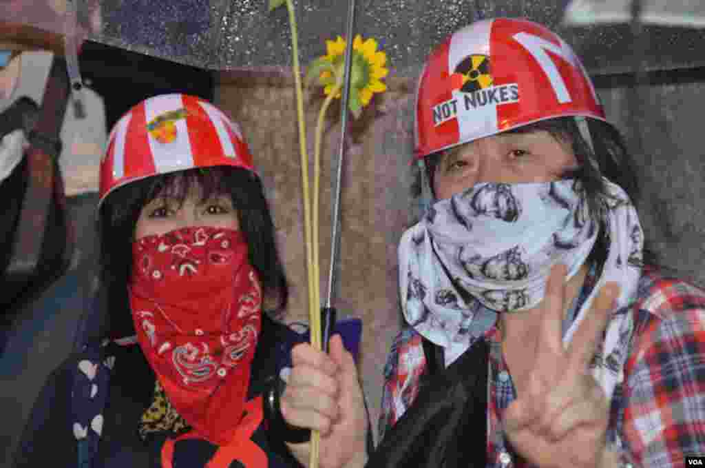 Rain-soaked protesters, Tokyo, Japan, July 6, 2012. (S.L. Herman/VOA)