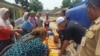 Warga di sebuah desa di Cibarusah, Bekasi di Jawa Barat sedang mengantri untuk mendapatkan air bersih. Kekeringan telah mengurangi pasokan air bersih untuk warga di wilayah tersebut. (Courtesy Photo/Firman Forsil)