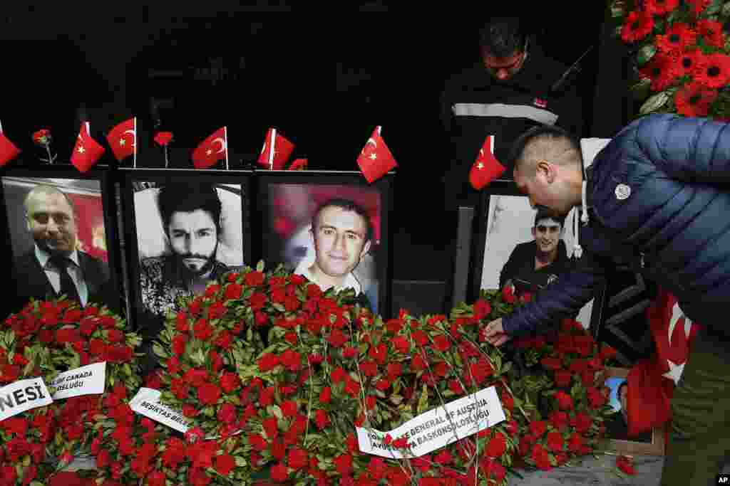 Seorang pria meletakkan setangkai anyelir di luar klub malam Reina. Pengunjung berkumpul untuk mengenang serangan teror mematikan pada malam Tahun Baru satu tahun yang lalu, di Istanbul, 31 Desember 2017.