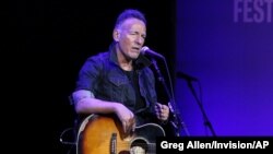 Penyanyi Bruce Springsteen tampil dalam acara konser amal yang menggalang dana untuk yayasan Bob Woodruff di Hulu Theater, Madison Square Garden, New York, pada 4 November 2019. (Foto: Invision/AP/Greg Allen)