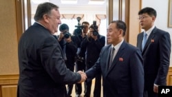 Menlu AS Mike Pompeo berjabat tangan dengan Kim Yong-chol, penasihat senior pemimpin Korut di Pyongyang,7 Juli 2018.(Foto: dok) 
