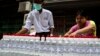 ရန်ကုန်မြို့မှာ Hand Sanitizers များ လှူဒါန်းနေတဲ့ ပြည်သူများ (သတင်းဓာတ်ပုံ - မတ် ၂၅၊ ၂၀၂၀)