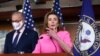Ketua DPR AS Nancy Pelosi dan Pemimpin Mayoritas Senat Chuck Schumer, keduanya dari Partai Demokrat, berbicara kepada para wartawan di Gedung Capitol di Washington, 23 September 2021.(Foto: AP Photo/J. Scott Applewhite, file)