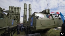 Sistem rudal pertahanan udara Rusia dipamerkan di MAKS Air Show in Zhukovsky, luar kota Moskow. (Foto: Dok)