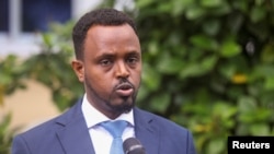 Naibu waziri wa habari Abdirahman Yusuf akizungumza na waandishi wa habari mjini Mogadishu, Somalia, May 6, 2021.