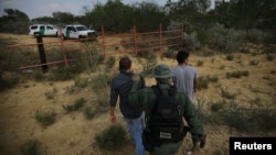 Polisi perbatasan AS di Texas menangkap dua imigran gelap yang berusaha masuk ke AS dengan menyeberangi sungai Rio Grande dari Meksiko (foto: ilustrasi). 