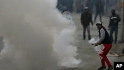 Kashmiri protesters clash with Indian paramilitary soldiers in Srinagar, Indian-controlled Kashmir, Dec. 16, 2018. 