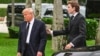 ARHIVA - Bivši američki predsjednik Donald Trampa sa sinom Baronom na sahrani majke bivše prve dame Melanije u Palm Biču, na Floridi (Foto: GIORGIO VIERA / AFP)