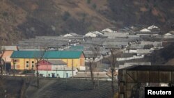 지난 4월 중국 단둥에서 바라본 북한 신의주. (자료사진)