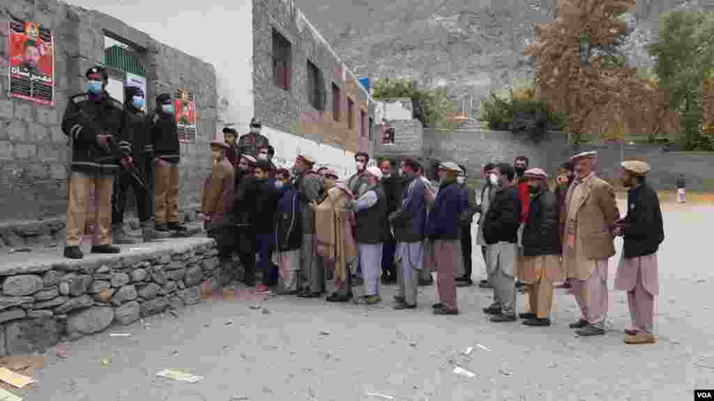 انتخابات کے لیے سیکیورٹی کے بھی انتہائی سخت انتظامات کیے گئے تھے۔ مجموعی طور پر 13 ہزار سے زائد سیکیورٹی اہلکار تعینات کیے گئے۔
