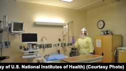 Petugas medis mengenakan pakaian pelindung untuk merawat pasien Ebola atau penyakit medullar lainnya di Institut Nasional Kesehatan (NIH). (Foto: U.S. National Institutes of Health)