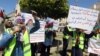 Des manifestants libyens utilisent le symbole français des gilets jaunes à Tripoli le 16 avril 2019.