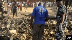Polisi Nigeria di lokasi ledakan di Kano, Nigeria, 28 November 2014. 