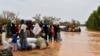 Des bateaux de la police sont utilisés pour transporter des personnes après les fortes pluies qui ont endommagé la route nationale 25 reliant Niamey aux provinces de Tillabéri et Tahoua, dans l'ouest du Niger, le 20 août 2024.