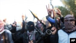 Militan pro Al-Qaida yang menguasai kota Fallujah, meneriakkan slogan-slogan yang menyerukan pasukan Irak agar tidak memasuki kota itu (7/1).