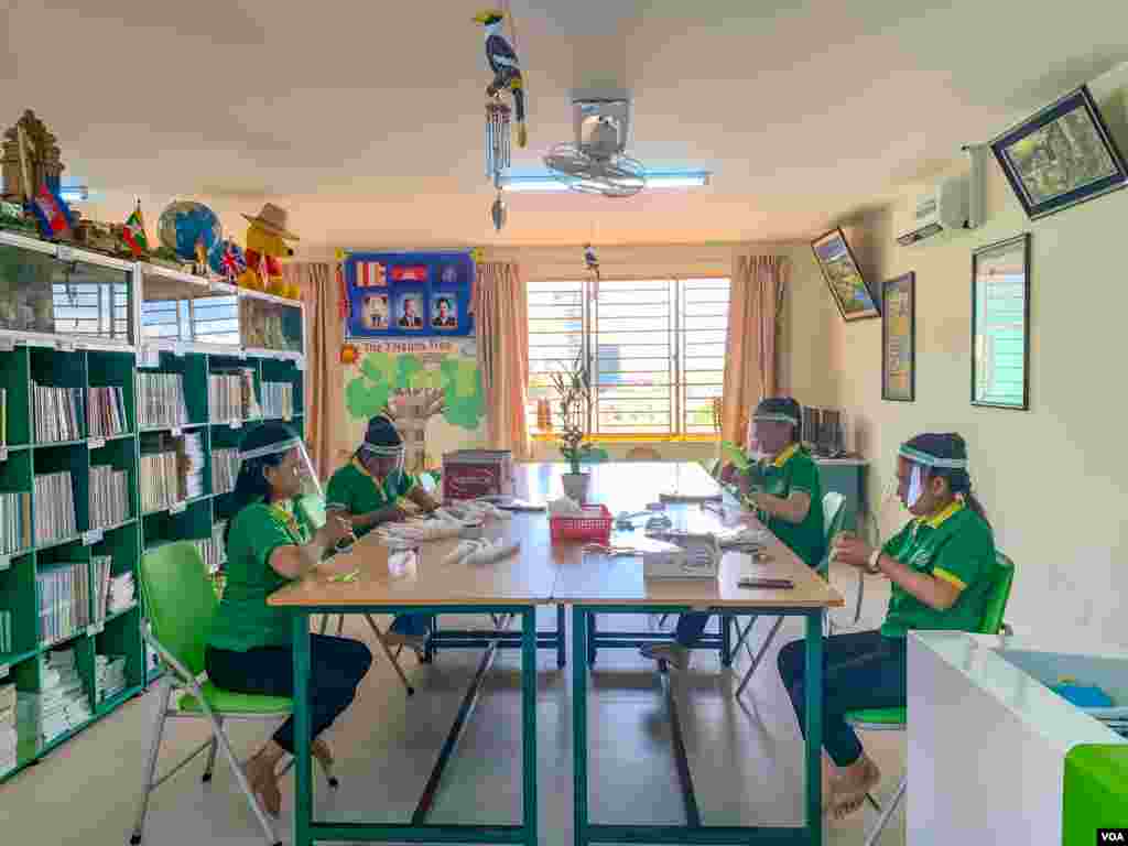 បុគ្គលិករបស់សាលាវ៉េស្ទឡាញន៍ កំពុងធ្វើរបាំងមុខសម្រាប់គ្រូ និងសិស្ស ដើម្បីទប់ទល់នឹងការឆ្លងរាលដាលនៃវីរុសកូរ៉ូណា នៅសាលាវ៉េស្ទឡាញន៍ ទីក្រុងភ្នំពេញ ថ្ងៃទី៧ ខែកក្កដា ឆ្នាំ២០២០។ (ធីតា វីន/វីអូអេ)