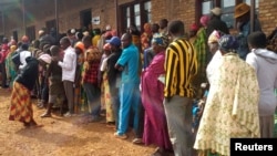 Wapiga kura wa Burundi wakisubiri kupiga kura ya kumchagua rais, wabunge na viongozi wa serikali za mitaa mji Gitega, Burundi May 20, 2020. REUTERS/Evrard Ngendakumana