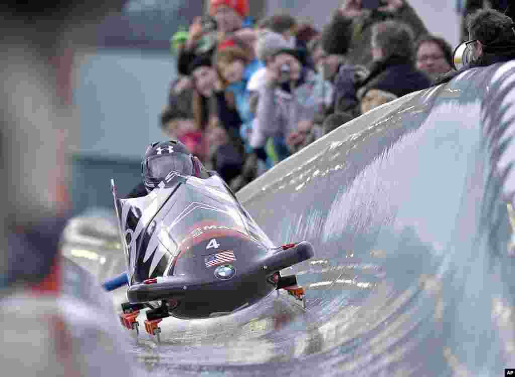 Steven Holcomb (depan), dan Steven Langton dari AS meluncur turun bersama &quot;bob&quot;, kendaraan luncur mereka, dalam kejuaraan dunia bobsled dua penumpang di Winterberg, Jerman.