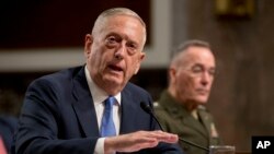 Menhan AS Jim Mattis memberikan keterangan di depan Komisi Angkatan Bersenjata Senat AS di Washington DC, Selasa (3/10). 