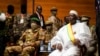 Le président malien de transition Bah Ndaw avec le vice-président intérimaire Malii, le colonel Assimi Goita, lors de sa cérémonie d'inauguration au CICB à Bamako le 25 septembre 2020.