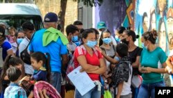 Para migran asal Venezuela mengantri untuk menunggu giliran vaksinasi COVID-19 di La Parada, area komersil yang berada di perbatasan Kolombia dan Venezuela, di wilayah Cucuta, Kolombia, pada 13 Oktober 2021. (Foto: AFP/Schneyder Mendoza)