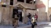 Pasukan Kurdi (SDF) melakukan pencarian militan ISIS dari rumah ke rumah di Al-Hasakah, Suriah Minggu (23/1). 