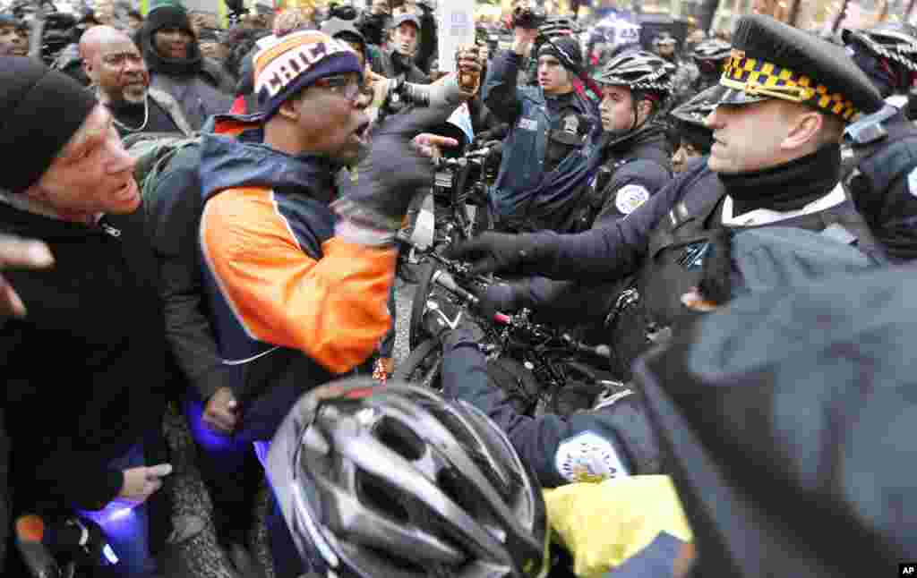 Wani dan zaga-zanga yana tsawa ma 'yan sanda a Chicago lokacin zanga-zangar nuna rashin yarda da kisan da wani dan sanda mai suna Jason Van Dyke yayi ma bakar fata Laquan McDonald ta hanyar harbinsa har sau 16.