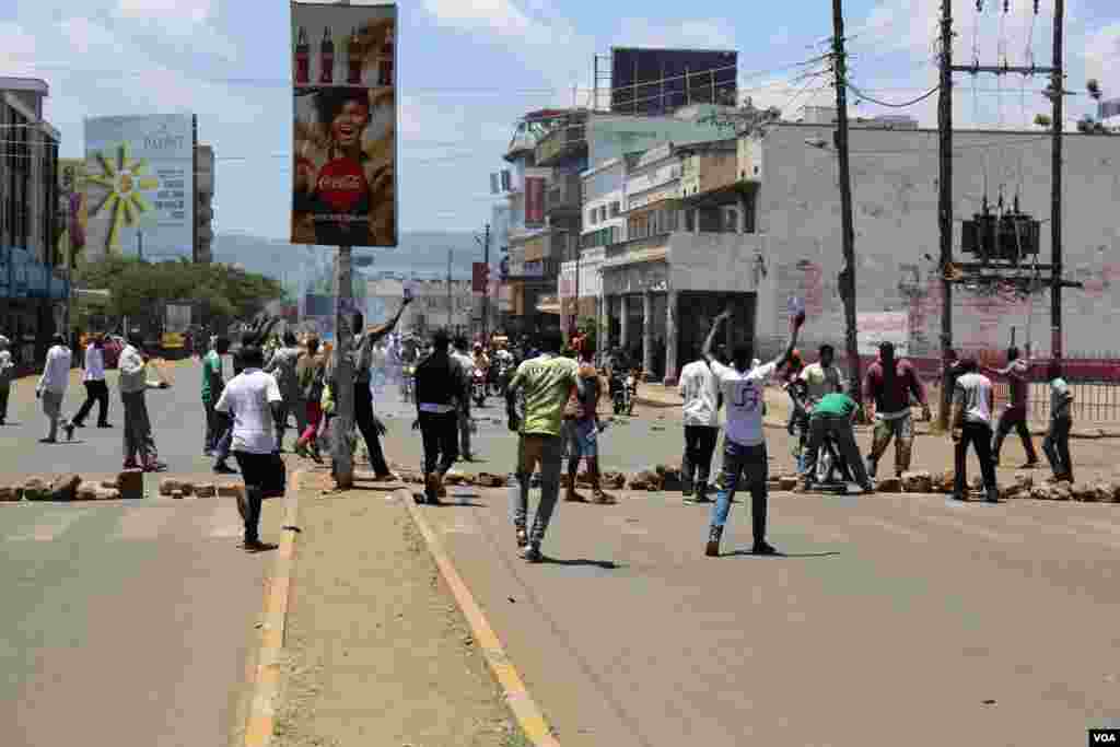 Protesters erect roadblocks in Kisumu, Kenya during anti-electoral commission demonstrations ahead of the upcoming re-run presidential election. October 2, 2017. (VOA/J.Craig)