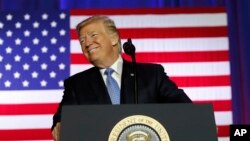 Presiden AS, Donald Trump, jeda sesaat ketika berpidato terkait reformasi pajak di Gedung Farm Bureau di Indiana State Fairgrounds, 27 September 2017, di Indianapolis (foto: AP Photo/Alex Brandon)