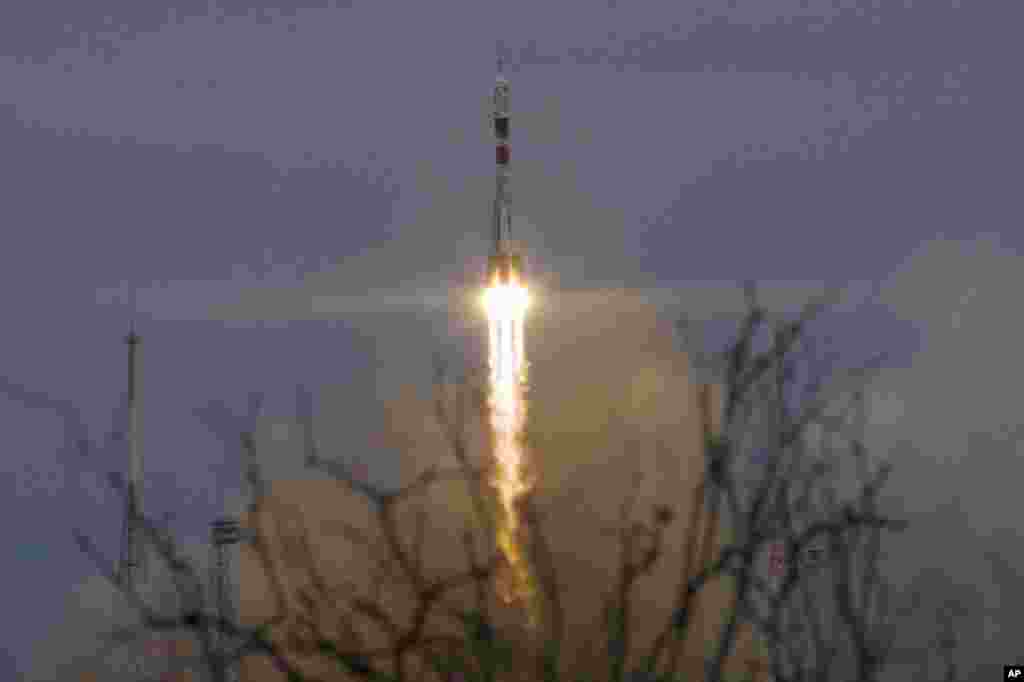 រ៉ូកែត​ប៊ូស្ទឺ Soyuz ជាមួយ​នឹង​យានអវកាស Soyuz MS-2 ដែល​ដឹក​អវកាសយានិក​នៃ​ស្ថានីយ​អវកាស​អន្តរជាតិ​ ហោះចេញ​ពី​ស្ថានីយអវកាស​ Baikonur នៅ​ប្រទេស​កាហ្សាស្តង់។&nbsp;