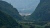 တရုတ်နိုင်ငံတောင်ပိုင်း၊ ယူနန်ပြည်နယ်၊ Nansan မြို့ တောင်ကုန်းတခုပေါ်မှ တွေ့ရသည့် မြန်မာနိုင်ငံ၊ ကိုးကန့်ဒေသ။ သြဂုတ် ၃၀၊ ၂၀၀၉။