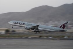 Pesawat komersial milik maskapai penerbangan Qatar Airways, lepas landas dari bandara di Kabul, Afghanistan, 9 September 2021. (AP)