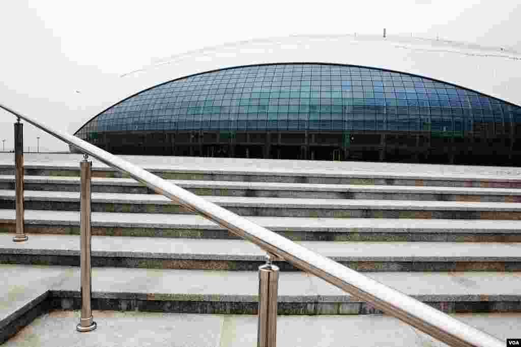 The oval shaped “Bolshoy” Ice Dome will host hockey matches. After the games, it can be reconfigured for tennis, basketball and football, Sochi, Russia, March 15, 2013. (V. Undritz/VOA)