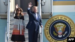 Rais Trump na mkewe Melania alipowasili katika kituo cha kijeshi Yokota, mji wa Fussa , Tokyo, Novemba. 5, 2017.