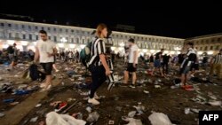 Des fans de la Juventus cherchent leurs affaires après le mouvement de foule à Turin, le 3 juin 2017.