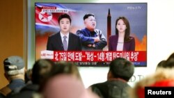 Orang-orang menonton siaran TV yang melaporkan berita tentang Korea Utara yang menembaki rudal balistik antar benua (ICBM) yang mendarat di dekat Jepang, di Seoul, Korea Selatan, 29 November 2017. 
