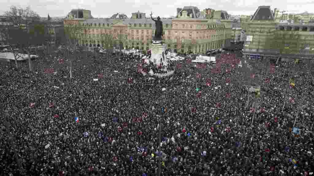 Ribuan orang berkumpul di kawasan &quot;Republique Squar&quot;, Paris (11/1)