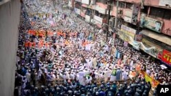 Supporters of Islami Andolan Bangladesh, an Islamist political party, face policemen during a protest against French President Emmanuel Macron and against the publishing of caricatures of the Prophet Muhammad they deem blasphemous, Dhaka, Oct. 27, 2020.