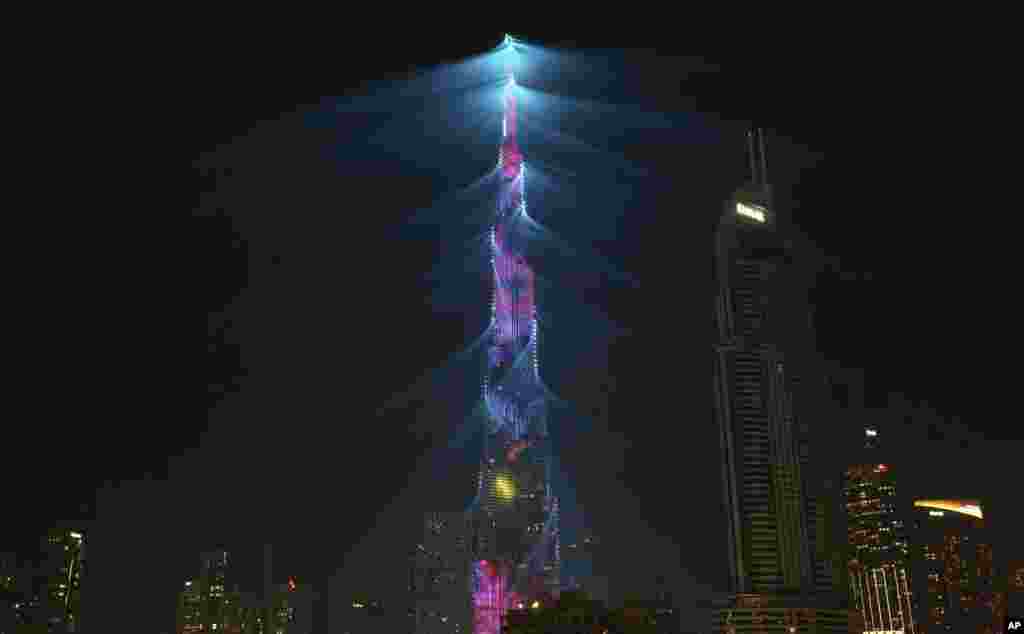 Pertunjukan lampu LED pada perayaan Tahun Baru di Burj Khalifa, gedung tertinggi di dunia, di&nbsp; Dubai, Uni Emirat Arab, 1 Januari 2018.