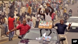 Wasu matasa a lokacin gangam,in siyasa a Kano, Najeriya