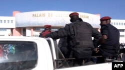 Des policiers devant la Cour de Dakar, le 14 décembre 2017. 