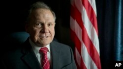 Le président de la Cour suprême d'Alabama Roy Moore pose devant le drapeau américain à Montgomery, 17 février 2015. 