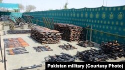 Des armes retrouvées par l’armée pakistanaise dans le Nord Waziristan, photo non datée.