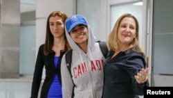 Rahaf Mohammed al-Qunun (C) accompanied by Canadian Minister of Foreign Affairs Chryistia Freeland (R), arrives at Toronto Pearson International Airport in Toronto, Ontario, Canada January 12, 2019. 