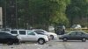 Sejumlah petugas dari tim investigasi kepolisian berada di lokasi kejadian insiden penembakan di sebuah lapangan parkir dari sebuah mal di Willowbrook, Illinois, pada 18 Juni 2023. (Foto: AP/Matt Marton)