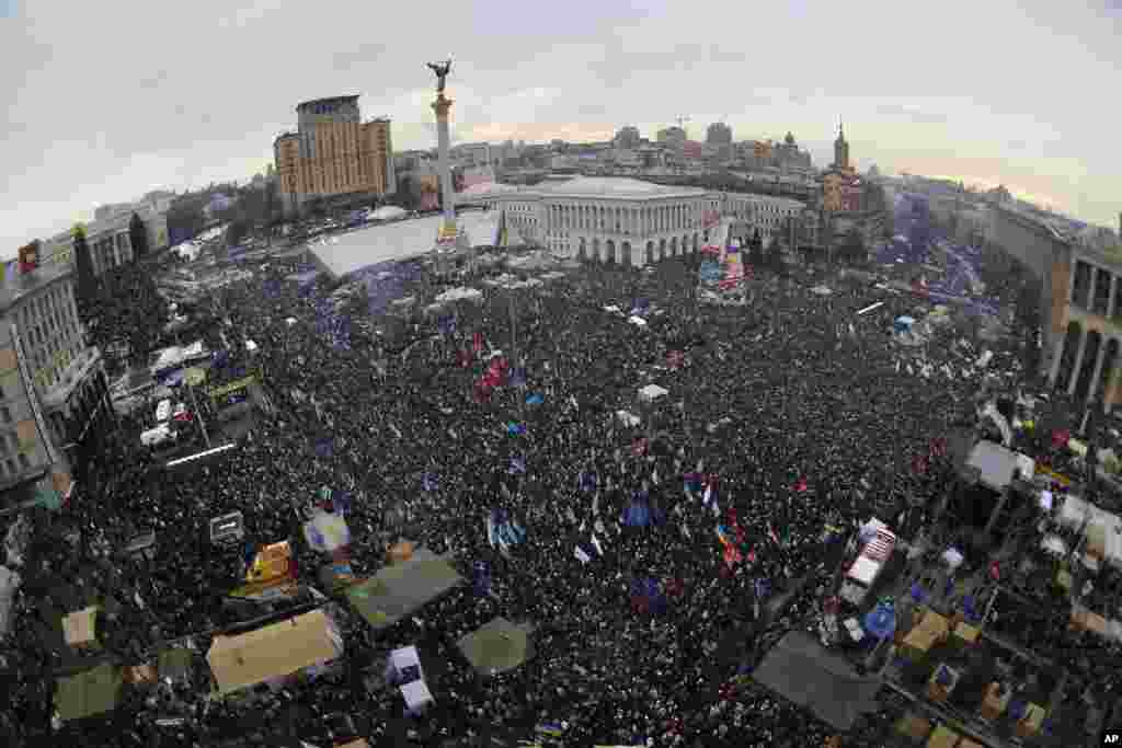 Pro-European Union activists rally in Independence Square, Kyiv, Dec. 15, 2013. 